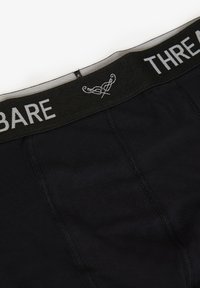 Schwarze Baumwoll-Boxershorts mit einem dunkelgrünen Bund, auf dem der Schriftzug "THREADBARE" in hellgrau zu sehen ist, mit glatter Textur und einem zweiteiligen Design.