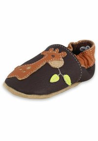 Bruine leren schoen met een giraffe-applicatie, tan accenten en groene bladdetails. Zachte zool en elastische opening voor gemakkelijk aan- en uittrekken.