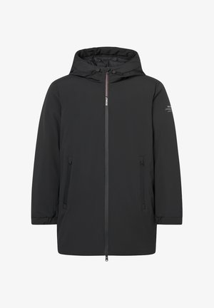 Chaqueta negra con capucha, cremallera frontal, dos bolsillos laterales con cremallera, cordones en la capucha y un pequeño logo de texto en la manga izquierda.