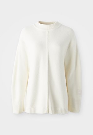 Witte fleece trui met een hoge geribbelde neklijn, lange mouwen en een middennaad. Heeft geribbelde manchetten en een klein logo-opdruk op de mouw.