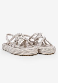 Sandales en corde tressée de couleur beige clair avec un design tissé texturé, dotées d'une plateforme surélevée et de plusieurs brides croisées.