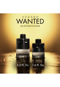 Zwei Azzaro Wanted Eau de Toilette Intense Flaschen, 3,3 und 1,6 Flüssigunzen, auf einer reflektierenden goldenen Oberfläche mit Farbverlauf-Hintergrund.