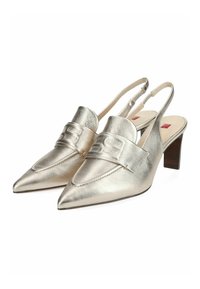 Scarpe slingback con punta a punta in pelle dorata metallica, dotate di una larga fascia decorativa e di un tacco medio in legno. Texture liscia con una leggera lucentezza.