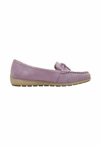 Mocassin en daim violet à enfiler avec détail nœud et semelle en caoutchouc marron clair, vue latérale sur fond blanc.