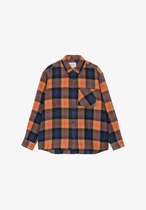 Camisa de manga larga con botones en un patrón de cuadros naranja, marino y verde, bolsillo en el pecho y cuello clásico sobre fondo blanco.