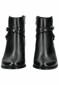 Černé kotníkové boty s hladkým povrchem z umělé kůže. Mají špičatou špičku, boční zip a křížovou páskovou ozdobu s kulatou přezkou.