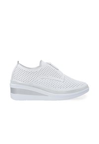 Weiße perforierte Sneakers mit einem eleganten Design, ausgestattet mit einer Wedge-Sohle und einem glatten silbernen Akzent an der Ferse. Klettverschluss oben.