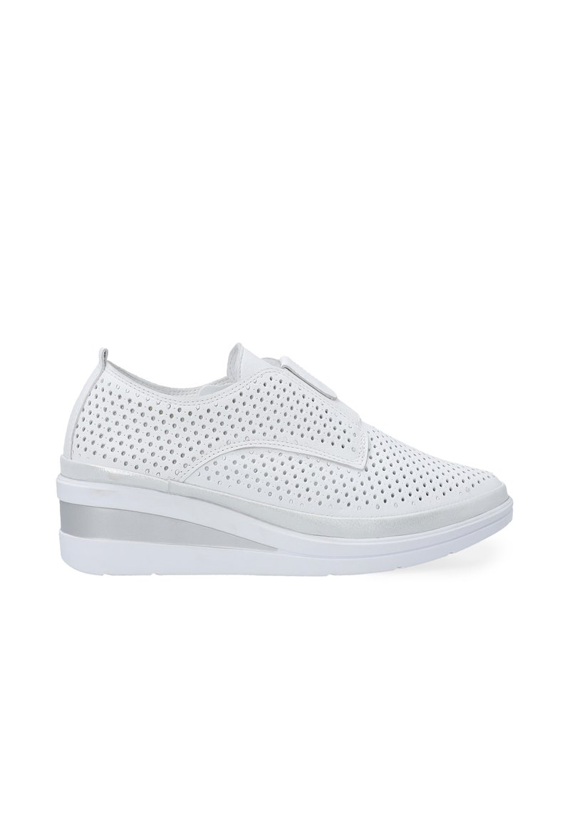 Weiße perforierte Sneakers mit einem eleganten Design, ausgestattet mit einer Wedge-Sohle und einem glatten silbernen Akzent an der Ferse. Klettverschluss oben.