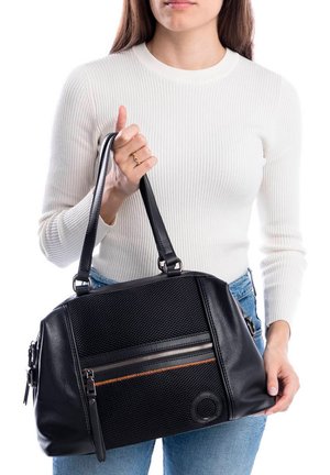 Bolso negro con panel de malla, detalles en cuero y cremallera de color naranja. Cuenta con asas dobles y forma redondeada.