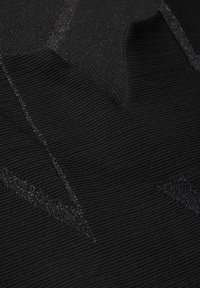 Černá pletená látka s texturovaným vzorem a lesklými akcenty. Látka vykazuje trojrozměrný design ve výrazných tvarech.