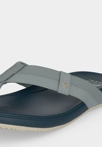 Ανδρικά μπλε και γκρι λαστιχένια σανδάλια με ρυθμιζόμενο λουράκι και υφασμένο πάτο σε λευκό φόντο.