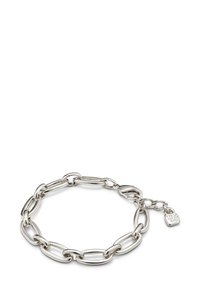 Pulsera de cadena de metal plateado con óvalos alargados interconectados y una pequeña etiqueta con el logo de la marca. Textura suave y pulida.