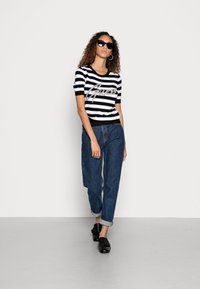 Guess ODETTA - T-shirt estampada - black and white