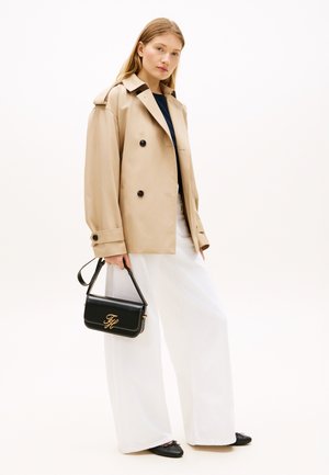 Tommy Hilfiger, LEATHER FLAP LOGO PLAQUE CROSSBODY BAG - Umhängetasche - black