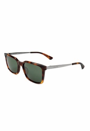 Occhiali da sole di forma quadrata con montatura frontale tartarugata e aste in metallo argentato, lenti verde scuro, marchio Calvin Klein sulle aste.