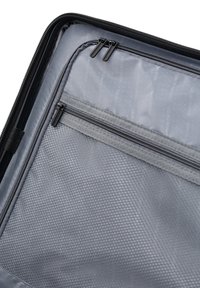 Interno di una borsa da viaggio grigia in tessuto con più scomparti, una tasca con cerniera e un pannello in rete testurizzata; progettata per l'organizzazione.