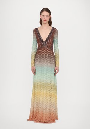 Robe à manches longues dégradée avec un col en V. Les couleurs passent du marron au vert, jaune et orange. Motif texturé sur l'ensemble.