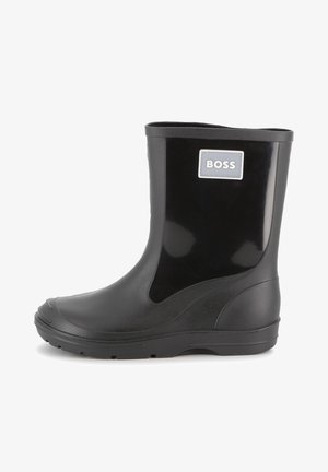 Črne vodoodporne gumijaste gležnjarje z gladko sijočo teksturo, okroglim nosom in stransko nalepko z logotipom. Imajo podplat z profilom za boljši oprijem.