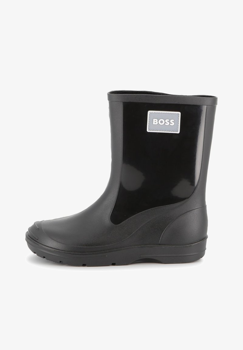 Juodos vandeniui atsparios guminių kulkšnių botai su lygiu blizgiu paviršiumi, suapvalintu pirštu ir šoniniu logotipo ženkliuku. Turi sukibimo padą.