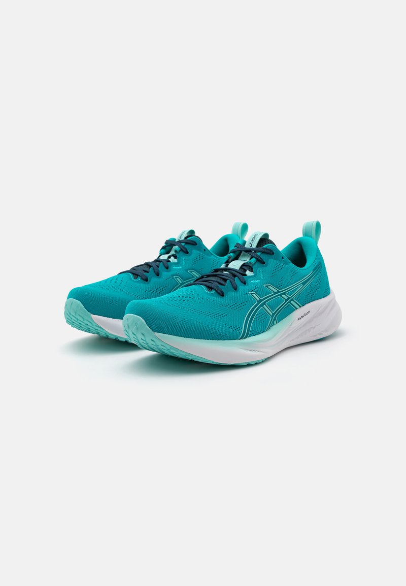 Scarpe da ginnastica turchesi con tomaia in rete traspirante, suola ammortizzata e lacci scuri a contrasto; design elegante con costruzione leggera.