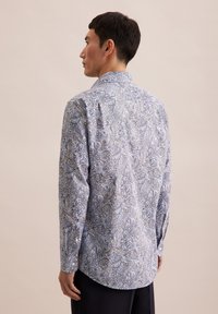 Langsleeve overhemd in een blauw-wit paisley patroon, gemaakt van zachte stof, met een button-down kraag en een gebogen zoom.