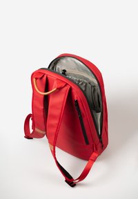 Zaino rosso con esterno liscio e interno grigio. Presenta spallacci regolabili, una tasca anteriore con zip e un ampio scomparto principale.