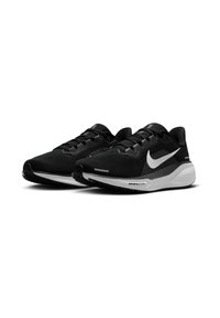 Czarne buty sportowe z siateczkową cholewką, teksturowanymi akcentami oraz białym logo Nike. Wyposażone w wyściełany kołnierz i elastyczną podeszwę.