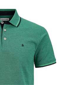 Polo vert à manches courtes avec col et bords de manches rayés noir et vert, trois boutons blancs et petit logo noir sur la poitrine gauche.