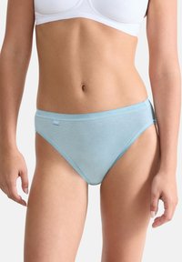 Lichtblauwe katoenen slip met een middelhoge taille, voorzien van een zachte textuur en delicate randafwerking. Eenvoudig ontwerp met minimale branding.