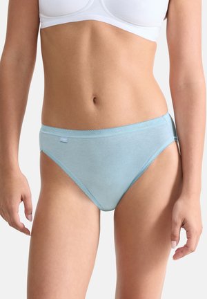 Lichtblauwe katoenen slip met een middelhoge taille, voorzien van een zachte textuur en delicate randafwerking. Eenvoudig ontwerp met minimale branding.