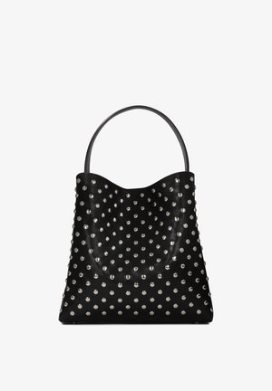 Zwarte leren tote bag met een zachte, slouchy vorm, versierd met zilveren ronde decoraties over het oppervlak en met een enkele handgreep.