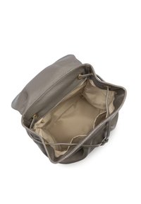 Sac en cuir gris au toucher doux, ouvert sur le dessus, avec une doublure en tissu de couleur claire et des accessoires en métal doré pour la fermeture.