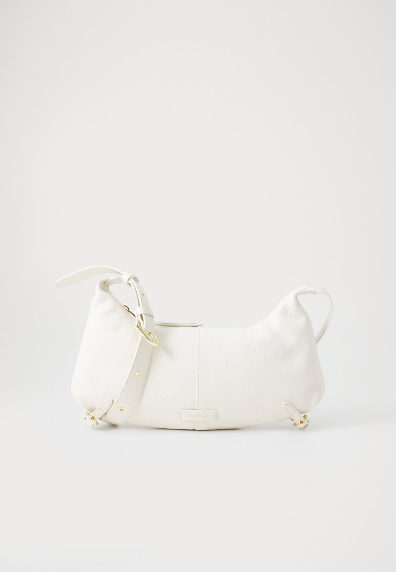 Sac à bandoulière blanc en cuir, de forme arrondie, avec une sangle réglable, des accessoires en métal doré et une finition texturée subtile.
