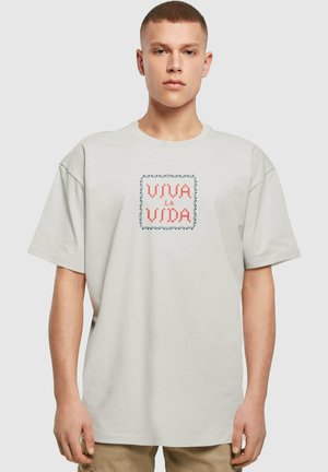 FRIDA KAHLO PIXELS VIVA LA VIDA HEAVY OVERSIZE TEE - Apdrukāts T-krekls - lightasphalt