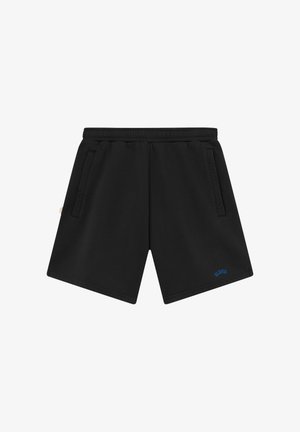 Pantalones cortos casuales negros con cinturilla elástica, bolsillos laterales y pequeño logo azul en la parte inferior de la pierna izquierda.