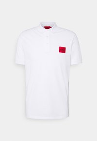 Polo blanc avec un col classique et trois boutons, arborant un petit patch logo rouge sur le côté gauche de la poitrine. Manches courtes avec une texture lisse.