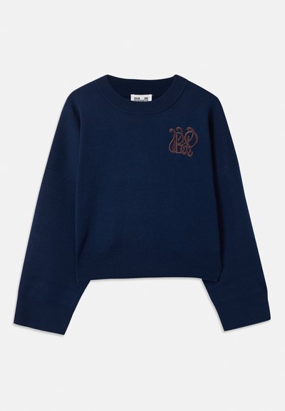 Granatowy, krótki sweter z okrągłym dekoltem, z delikatnym, haftowanym logo w kontrastującym kolorze. Miękka dzianina, luźny krój.