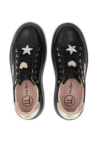 Czarne sneakersy z metalicznymi akcentami, ozdobione ornamentami w kształcie gwiazdy i serca. Gładka syntetyczna cholewka, okrągły nosek i sznurowany design.