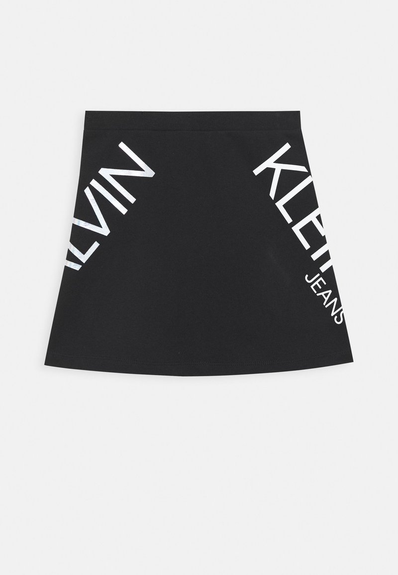 Mini-jupe en coton noir avec une coupe droite, une taille élastique, et de grands textes blancs "KLEIN" et "JEANS" sur chaque côté.