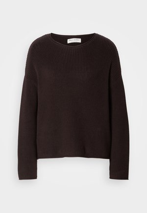 Mørk brun strikket genser med rund hals, senkede skuldre og ribbet tekstur gjennom hele. Enkel, avslappet passform.