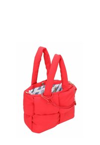 Bolso acolchado rojo con dos asas gruesas, un bolsillo interior con cremallera a rayas y un pequeño accesorio de cadena dorada sobre un fondo blanco.