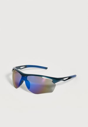 Lunettes de sport avec verres enveloppants teintés en bleu et monture légère noir-bleu, inclinées vers la droite sur un fond blanc.