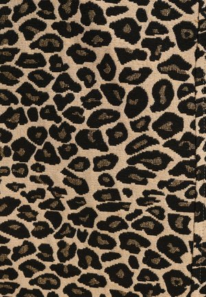 Leopardų rašto audinys, turintis smėlio spalvos foną su iškiliais juodais taškais, demonstruojantis tekstūruotą ir drąsų raštą.