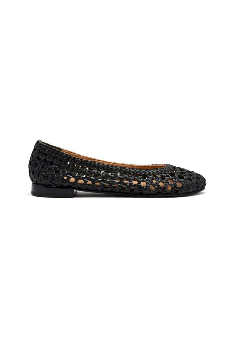 Ballerine nere in tessuto intrecciato con punta tonda e suola piatta, caratterizzate da un design a trama aperta testurizzata e una fodera interna color cammello.
