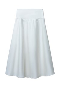 Jupe blanche en ligne A en tissu lisse. Elle présente une large ceinture, une coupe fluide et une longueur au genou avec un léger éclat.