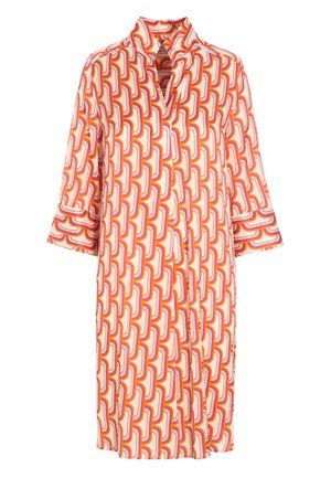 Vestido de manga larga hasta la rodilla con patrón geométrico retro en naranja, rosa, amarillo y blanco, con cuello y corte holgado.