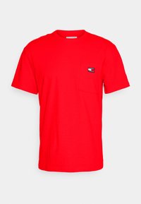 Rød bomulds t-shirt med lige snit, korte ærmer, rund hals og en venstre brystlomme med et mærke logo-patch.