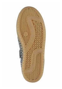 Podešev boty s vroubkovaným gumovým dnem, charakterizovaná textured béžovou plochou a vzorem diamantu a vln.