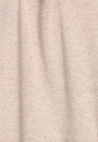 Lichtbeige brei stof met een zachte textuur. Iets gemêleerd uiterlijk met een gladde, gelijkmatige weving en geen zichtbare patronen of ontwerpen.