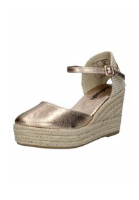 Espadrille à talon compensé avec un dessus en cuir métallisé rose doré, une bride à la cheville avec boucle, et une semelle en jute tissée, présentant un talon texturé.